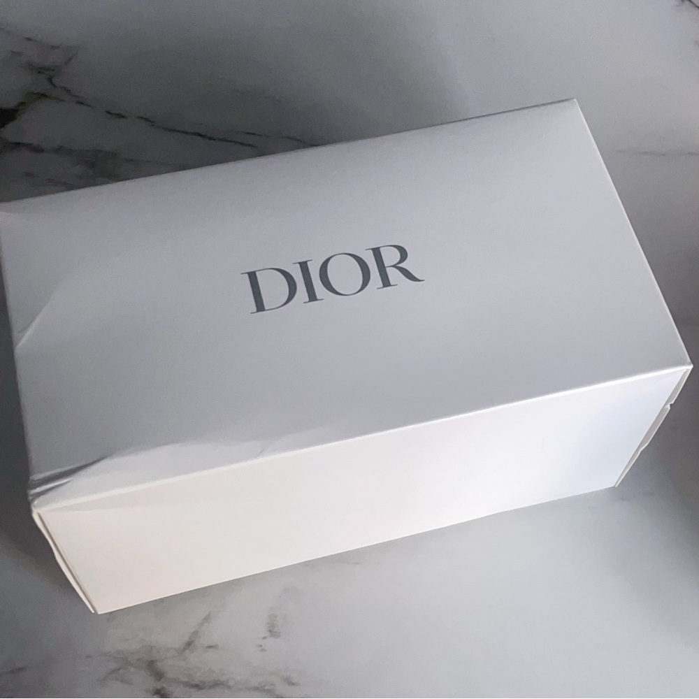 New! Dior White Cosmetic Bag - Picture 7 of 7